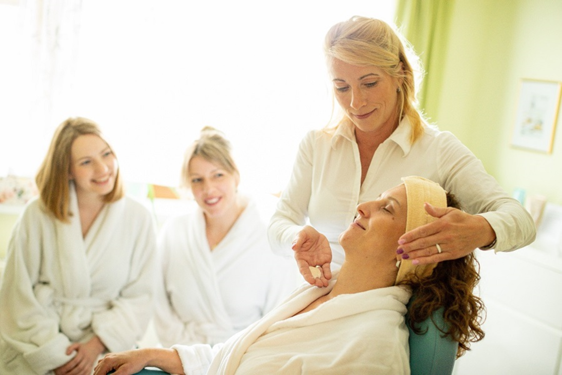 Mönichwalderhof, Schönheit, Wohlbefinden, Wellness, Oststeiermark, Massagen, Kosmetikbehandlungen, Pflege, Entspannung, Wellnesshotel, Beautyurlaub, Körper und Seele, Erholung, Gesichtsbehandlung, Wohlfühlhotel, Spa, Wellnessbereich, Beautyangebote, Verwöhnprogramm, Hotel mit Kosmetik