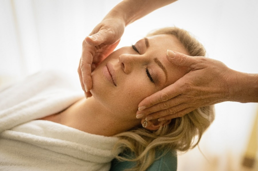 Mönichwalderhof, Schönheit, Wohlbefinden, Wellness, Oststeiermark, Massagen, Kosmetikbehandlungen, Pflege, Entspannung, Wellnesshotel, Beautyurlaub, Körper und Seele, Erholung, Gesichtsbehandlung, Wohlfühlhotel, Spa, Wellnessbereich, Beautyangebote, Verwöhnprogramm, Hotel mit Kosmetik