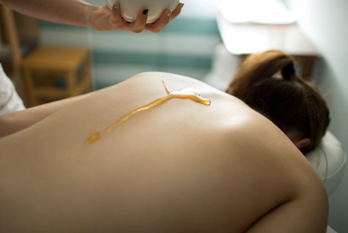 Mönichwalderhof, Massagen, Tiefenentspannung, Wellness, Oststeiermark, Wohlbefinden, Entspannung, Massagehotel, Rückenmassage, Ganzkörpermassage, Wellnessurlaub, Wellnesshotel, Hotel mit Massageangebot, Körperarbeit, Stressabbau, Auszeit für Körper und Seele, Massage Steiermark, Massagen die unter die Haut gehen, Erholung, Hotel mit Spa