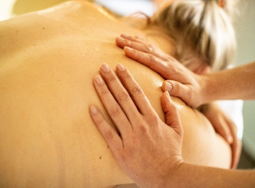 Mönichwalderhof, Massagen, Tiefenentspannung, Wellness, Oststeiermark, Wohlbefinden, Entspannung, Massagehotel, Rückenmassage, Ganzkörpermassage, Wellnessurlaub, Wellnesshotel, Hotel mit Massageangebot, Körperarbeit, Stressabbau, Auszeit für Körper und Seele, Massage Steiermark, Massagen die unter die Haut gehen, Erholung, Hotel mit Spa