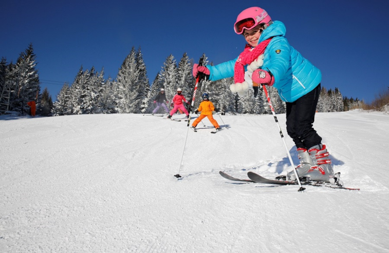 Mönichwalderhof, Skitage, Skiurlaub Steiermark, Skifahren Oststeiermark, Winterurlaub, Skiregion Joglland, Skispaß für Familien, Pauschale Skitage, Wintersport Steiermark, Hotel beim Skigebiet, Skifahren mit Komfort, Pistenspaß und Entspannung, Skigebiet Mönichwald, Skifahren und Wellness, Schnee genießen, Skiurlaub mit Halbpension, Skiferien Österreich, Wintererlebnis Oststeiermark