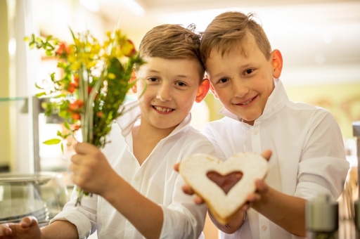 Mönichwalderhof, Muttertag, Herzenszeit, Muttertagsurlaub, Urlaub zum Muttertag, Pauschale Muttertag, Wellness für Mütter, Auszeit für Mama, Geschenkidee Muttertag, Urlaub Oststeiermark, Verwöhnurlaub, Hotel mit Muttertagsangebot, Familienzeit, Muttertagsgeschenk, Hotel Steiermark, Herzenszeit genießen, liebevoller Urlaub, Danke Mama, Genusszeit zum Muttertag
