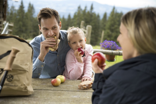 Mönichwalderhof, Wandertage, Wanderurlaub, Wandern Oststeiermark, Pauschalangebot, Natururlaub, Wandern im Joglland, Wanderregion Steiermark, Wandertouren, Aktivurlaub, Urlaub in den Bergen, Hotel mit Wanderangebot, Wandergenuss, Wanderwege Steiermark, Erholung beim Wandern, Urlaub für Naturliebhaber, Bergwandern, Sommerurlaub, Hotel für Wanderer