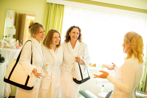 Mönichwalderhof, Freundinnentage, Urlaub mit der besten Freundin, Freundinnenurlaub, Pauschale Freundinnen, Wellnessurlaub, Mädelsurlaub Steiermark, Oststeiermark genießen, gemeinsame Auszeit, Verwöhntage, Hotel mit Freundinnenangebot, Wohlfühlurlaub, Mädelswochenende, Erholung mit Freundinnen, Auszeit für Frauen, Freundinnenreise, Wellness und Genuss, Natururlaub Steiermark, Joglland