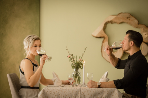 Mönichwalderhof, Winter Romantik, romantischer Winterurlaub, Pauschale Winterurlaub, Kuschelurlaub Steiermark, Zweisamkeit genießen, Winterurlaub für Paare, Wellness im Winter, verschneite Oststeiermark, romantisches Hotel, Winterauszeit zu zweit, Romantik in der Natur, Paarurlaub Steiermark, Kaminromantik, Winteridylle Joglland, Wellnessurlaub im Winter, romantische Auszeit, Liebe im Schnee, Urlaub mit Herzenswärme