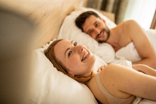Mönichwalderhof, Winter Romantik, romantischer Winterurlaub, Pauschale Winterurlaub, Kuschelurlaub Steiermark, Zweisamkeit genießen, Winterurlaub für Paare, Wellness im Winter, verschneite Oststeiermark, romantisches Hotel, Winterauszeit zu zweit, Romantik in der Natur, Paarurlaub Steiermark, Kaminromantik, Winteridylle Joglland, Wellnessurlaub im Winter, romantische Auszeit, Liebe im Schnee, Urlaub mit Herzenswärme