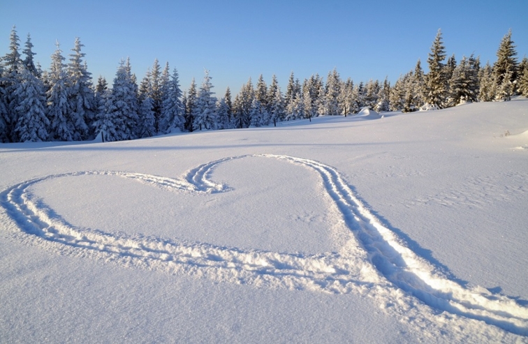 Pärchen genießt Winter-Romantik im Mönichwalderhof – Kuschelurlaub mit Wellness, Schnee und Zweisamkeit in der verschneiten Oststeiermark