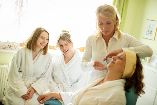 Freundinnen genießen Wellnessurlaub im Mönichwalderhof – Entspannung, Spa und gemeinsame Auszeit in der Steiermark