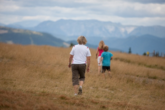 Mönichwalderhof, Sommeraktivitäten, Joglland-Waldheimat, Oststeiermark, Sommerurlaub, Wandern, Radfahren, Natur erleben, Aktivurlaub, Familienurlaub, Urlaub in der Steiermark, Freizeitangebote, Sommergenuss, Naturerlebnisse, Ausflugsziele, Bewegung in der Natur, Hotel mit Aktivitäten, Sommer in der Steiermark, Outdoor-Abenteuer, Urlaub in Joglland