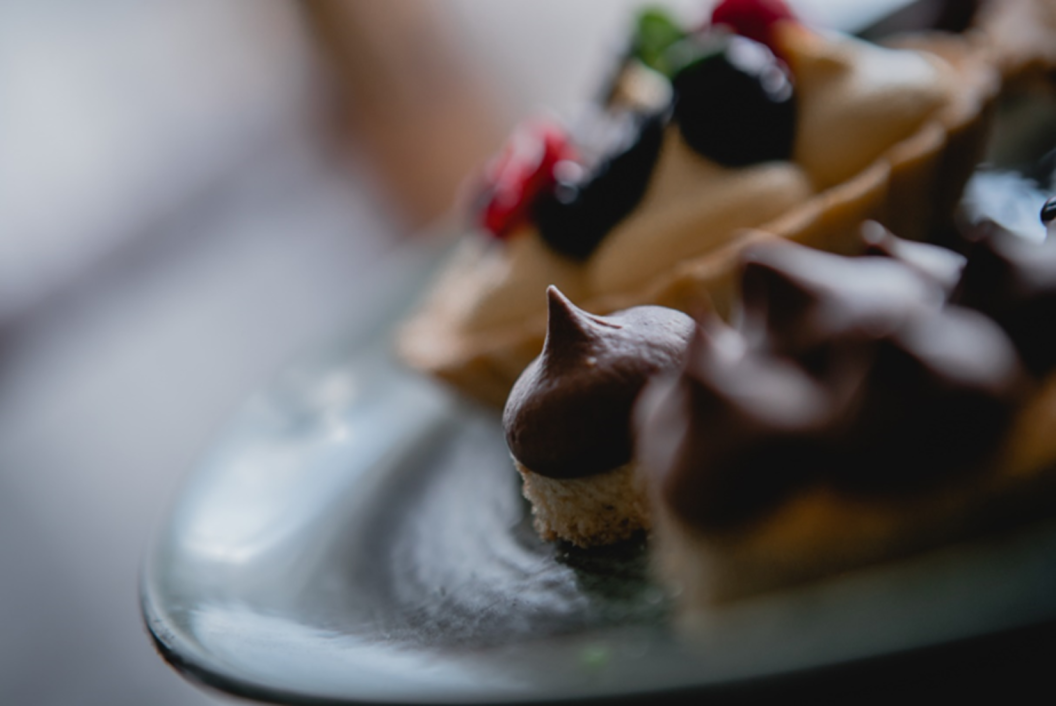 Schokokuchen, Schokoladenkuchen, halbflüssiger Kuchen, mariniertes Beerenkompott, Vanilleeis, Sommerdessert, Schokoküchlein, Dessert mit Schokolade, warmes Schokodessert, Schokoladendessert