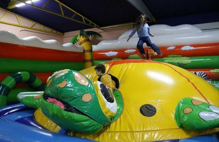 Mönichwalderhof, Ausflugsziele für Familien, Familienurlaub, Oststeiermark, Joglland, Ausflüge mit Kindern, Familienfreundlich, Freizeitaktivitäten, Kinderprogramm, Natur erleben, Urlaub mit Kindern, Ausflugstipps, Erlebnisziele Steiermark, Tierparks, Erlebnispfade, Familienausflüge, Urlaub in der Steiermark, Aktivitäten mit Kindern, Hotel für Familien, Familienabenteuer