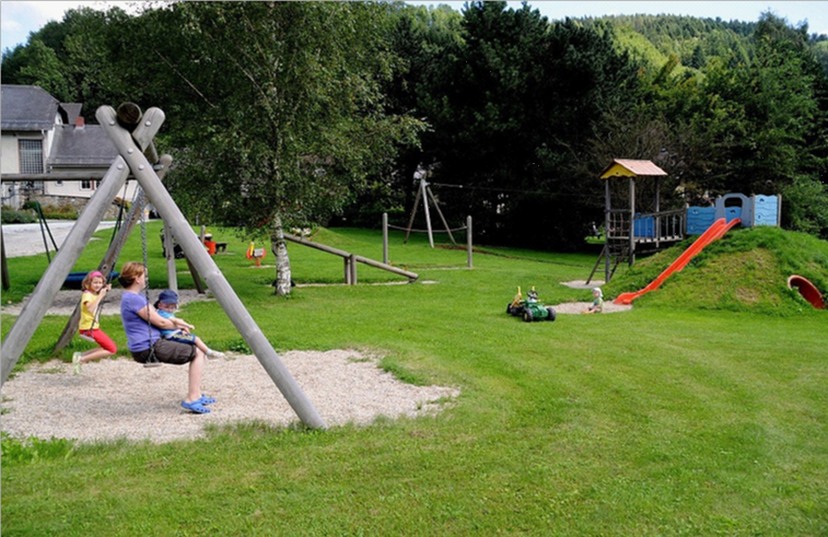 Mönichwalderhof, Ausflugsziele für Familien, Familienurlaub, Oststeiermark, Joglland, Ausflüge mit Kindern, Familienfreundlich, Freizeitaktivitäten, Kinderprogramm, Natur erleben, Urlaub mit Kindern, Ausflugstipps, Erlebnisziele Steiermark, Tierparks, Erlebnispfade, Familienausflüge, Urlaub in der Steiermark, Aktivitäten mit Kindern, Hotel für Familien, Familienabenteuer