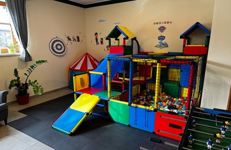 Mönichwalderhof, Ausflugsziele für Familien, Familienurlaub, Oststeiermark, Joglland, Ausflüge mit Kindern, Familienfreundlich, Freizeitaktivitäten, Kinderprogramm, Natur erleben, Urlaub mit Kindern, Ausflugstipps, Erlebnisziele Steiermark, Tierparks, Erlebnispfade, Familienausflüge, Urlaub in der Steiermark, Aktivitäten mit Kindern, Hotel für Familien, Familienabenteuer