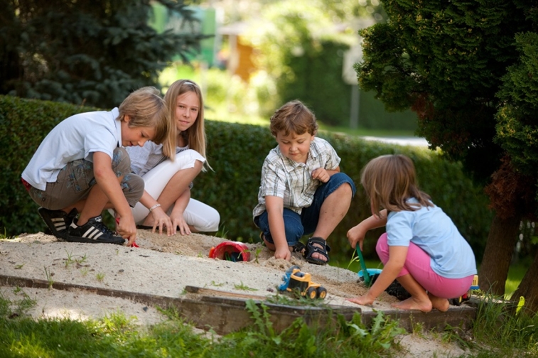 Mönichwalderhof, Ausflugsziele für Familien, Familienurlaub, Oststeiermark, Joglland, Ausflüge mit Kindern, Familienfreundlich, Freizeitaktivitäten, Kinderprogramm, Natur erleben, Urlaub mit Kindern, Ausflugstipps, Erlebnisziele Steiermark, Tierparks, Erlebnispfade, Familienausflüge, Urlaub in der Steiermark, Aktivitäten mit Kindern, Hotel für Familien, Familienabenteuer