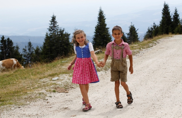 Mönichwalderhof, Ausflugsziele für Familien, Familienurlaub, Oststeiermark, Joglland, Ausflüge mit Kindern, Familienfreundlich, Freizeitaktivitäten, Kinderprogramm, Natur erleben, Urlaub mit Kindern, Ausflugstipps, Erlebnisziele Steiermark, Tierparks, Erlebnispfade, Familienausflüge, Urlaub in der Steiermark, Aktivitäten mit Kindern, Hotel für Familien, Familienabenteuer