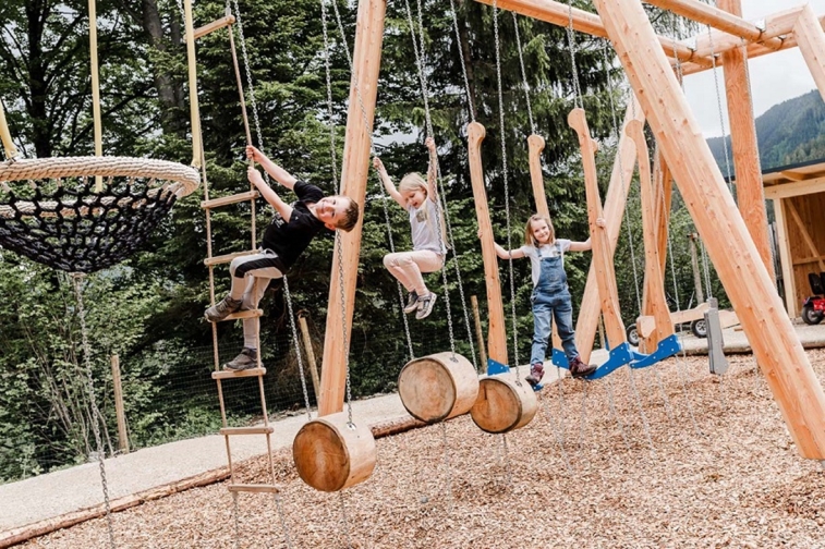 Mönichwalderhof, Ausflugsziele für Familien, Familienurlaub, Oststeiermark, Joglland, Ausflüge mit Kindern, Familienfreundlich, Freizeitaktivitäten, Kinderprogramm, Natur erleben, Urlaub mit Kindern, Ausflugstipps, Erlebnisziele Steiermark, Tierparks, Erlebnispfade, Familienausflüge, Urlaub in der Steiermark, Aktivitäten mit Kindern, Hotel für Familien, Familienabenteuer