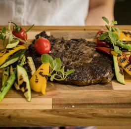 Rosa gebratenes Steak aus dem Mönichwalderhhof