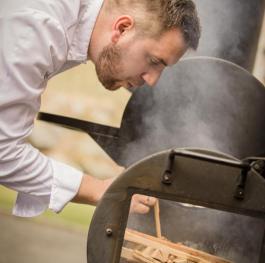 Der Griller wird für den Sommer angeheizt