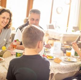 Mit der Familie ein Frühstück im Mönichwalderhof genießen