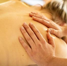 Lassen Sie sich bei wohltuenden Massagebehandlungen im Mönichwalderhof rundum verwöhnen