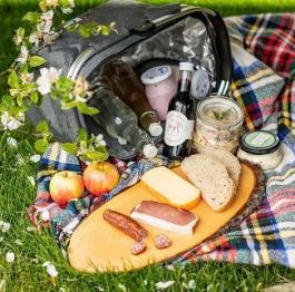 Picknickkorb zum ausleihen gefüllt it hausgemachten und regionalen Produkten aus dem Joglland