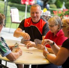 Kartenspielen mit Ihren Freudnen auf unserer Terrasse