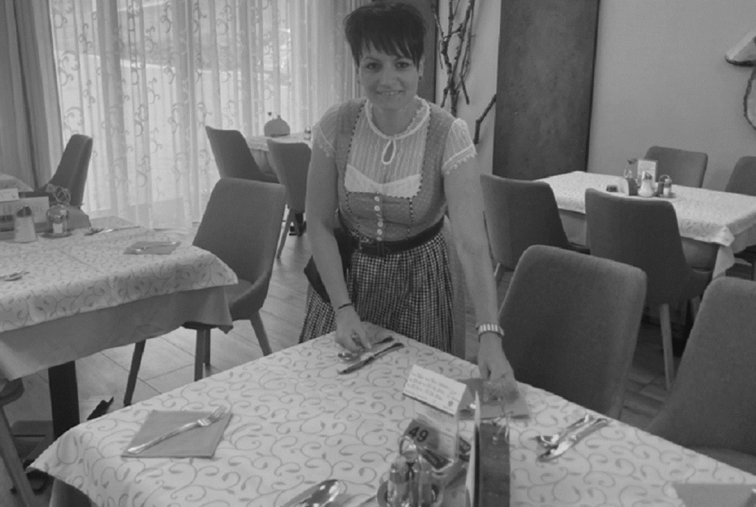Mönichwalderhof, Unser Team, Hotelteam, Mitarbeiter, Gastfreundschaft, Herzlichkeit, Team mit Herz, persönlicher Service, Team Oststeiermark, Urlaub mit Betreuung, Hotellerie, Servicequalität, Wohlfühlteam, eingespieltes Team, Gastgeber mit Leidenschaft, steirisches Hotelpersonal, Teamurlaub, Familienhotel, Teamspirit, Hotelmitarbeiter