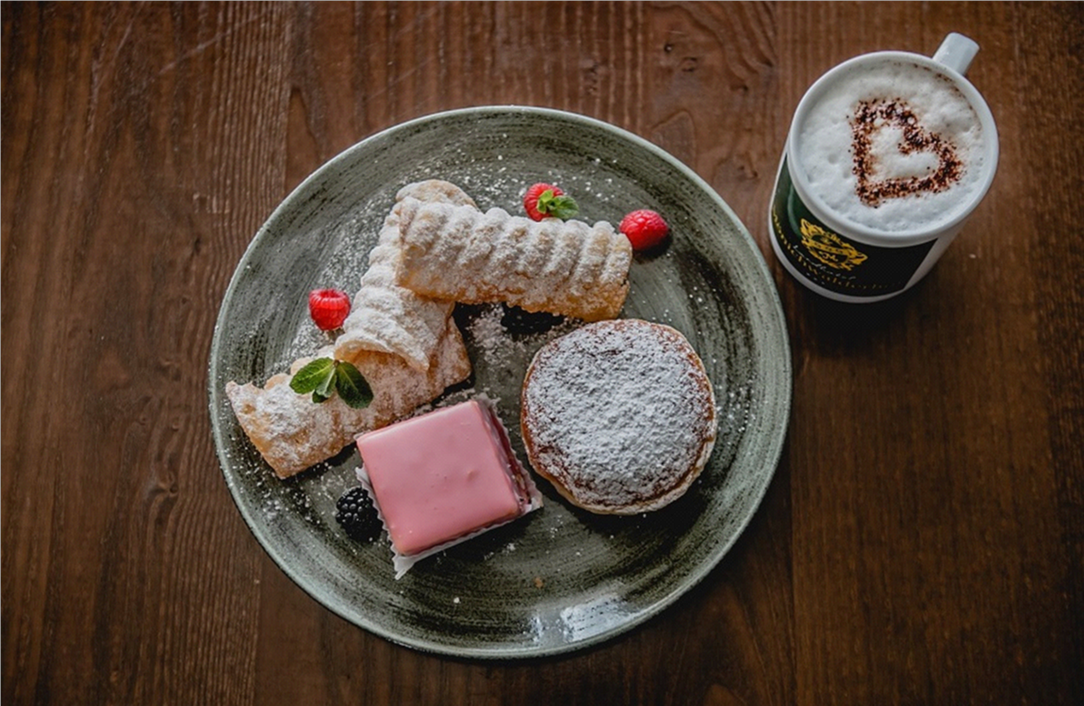 Reisauflauf, Beerenschaum, Vanillezucker, Waldbeeren, Apfelkompott, Zwetschkenkompott, Rundkornreis, Schlagobers, Vanille, Dessert