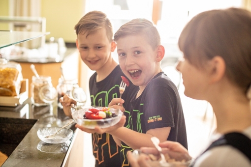 Mönichwalderhof, Familientage, Familienurlaub, Urlaub mit Kindern, Pauschale für Familien, Oststeiermark mit Familie, kinderfreundliches Hotel, Naturerlebnis für Familien, Urlaub im Joglland, Familienzeit genießen, Hotel mit Familienangebot, Aktivitäten für Kinder, Urlaub auf dem Land, Familienpauschale Steiermark, Erlebnisurlaub, Erholung für Groß und Klein, Familienferien, Urlaub mit Herz, Familienhotel Oststeiermark