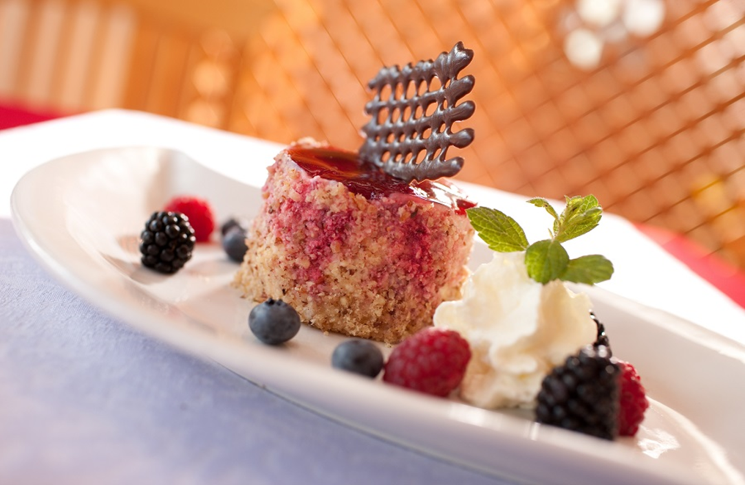 Türkischer Sterzpudding, Schilcher-Ribisel, Dessert, Maisgrieß, Vanillezucker, Gelatine, Schlagobers, Ribiselkompott, Schilcherwein, Rumrosinen