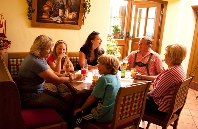 önichwalderhof, Stammgästewoche, Pauschale für Stammgäste, Urlaub für treue Gäste, Stammgast-Angebot, Oststeiermark genießen, Urlaub mit Freunden, Wiederkommen lohnt sich, Hotel Mönichwald, Verwöhnurlaub, Gemeinschaftserlebnis, Urlaub mit Herzlichkeit, Gastfreundschaft erleben, exklusive Pauschale, Woche für Stammgäste, Dankeschön für Gäste, Wohlfühlurlaub, Natur und Genuss, Urlaub in der Steiermark