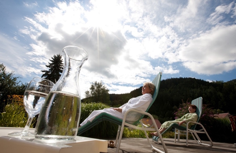 Mönichwalderhof, Sommersonne, Sommerurlaub, Pauschalangebot, Oststeiermark, Natururlaub, Wellness, Wandern, Aktivurlaub, Sonne tanken, Hotel mit Pool, Sommergenuss, Urlaub in der Steiermark, Familienurlaub, Erholungsurlaub, Sommer in den Bergen, Sonnenurlaub, Sommerfrische, Urlaubspauschale, Hotel mit Halbpension