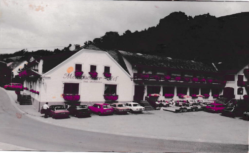 Mönichwalderhof, Hotelgeschichte, Familiengeschichte, Tradition, Oststeiermark, Familienbetrieb, Hotel mit Geschichte, steirisches Traditionshotel, Generationenbetrieb, Hotelentwicklung, Gastfreundschaft seit Jahrzehnten, Ursprung, Gastgeberfamilie, Hotellerie Steiermark, Zeitreise, Geschichte erleben, regional verwurzelt, nachhaltige Entwicklung, Hotelchronik