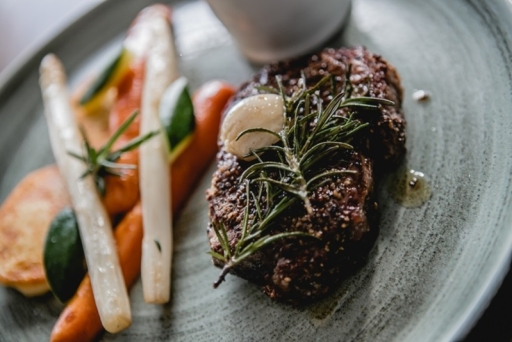 Restaurant Mönichwalderhof, Oststeiermark, regionale Küche, steirische Spezialitäten, Hotelrestaurant, Kulinarik, Essen gehen, Genussurlaub, Halbpension, À-la-carte-Restaurant, gemütliches Restaurant, Essen in der Steiermark, kulinarische Highlights, Hausmannskost, saisonale Küche, Restaurant mit Aussicht, steirische Gastfreundschaft, Urlaub mit Genuss, Restauranttipps Oststeiermark