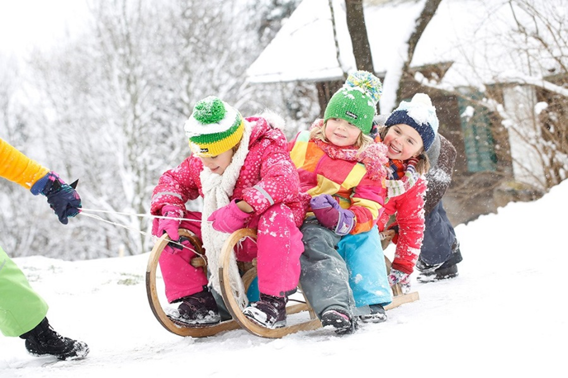 Mönichwalderhof, Winteraktivitäten, Winterurlaub, Oststeiermark, Joglland, Rodeln, Eislaufen, Winterwandern, Schnee erleben, Winterspaß, Aktivitäten im Schnee, Familienurlaub, Winterfreizeit, Naturerlebnis, Hotel im Winter, verschneite Landschaft, Winterprogramm Steiermark, Urlaub im Schnee, Winterzauber, Outdoor-Aktivitäten Winter