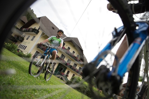 Mönichwalderhof, Radfahren, Mountainbiken, Oststeiermark, Radtouren, Bikeurlaub, Fahrradfreundliches Hotel, Radurlaub Steiermark, Mountainbike-Strecken, Radwege, Aktivurlaub, Natur erleben, Radfahren in Joglland, Hotel mit Radangebot, E-Biken, Genussradeln, Radfahren mit Aussicht, Radfahren Österreich, Radregion Oststeiermark, Rad & Wellness