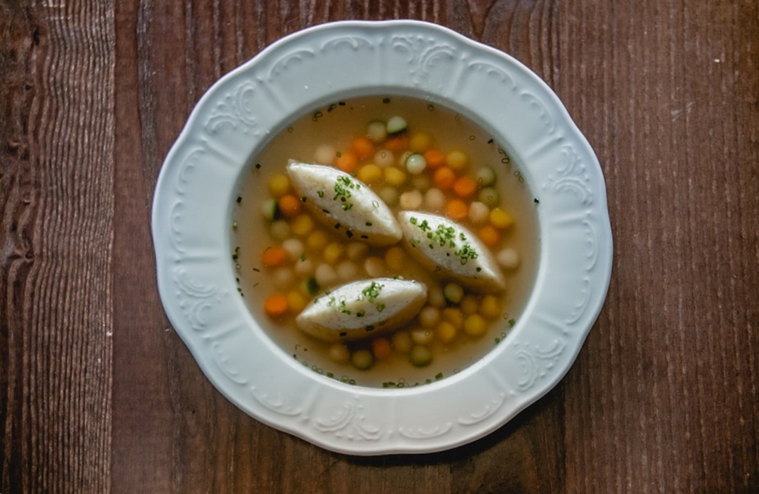 Kaspressknödel, Suppe, Mönichwalderhof, Steiermark, traditionell, regional, hausgemacht, herzhaft, Kärntner Spezialität, Genuss