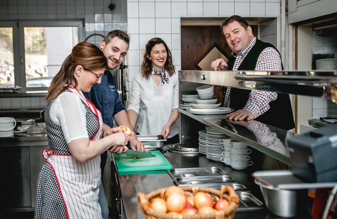 Selchfleischknödel, gedünstetes Kraut, regional, Mönichwalderhof, Steiermark, Hausmannskost, traditionell, herzhaft, hausgemacht, Genuss