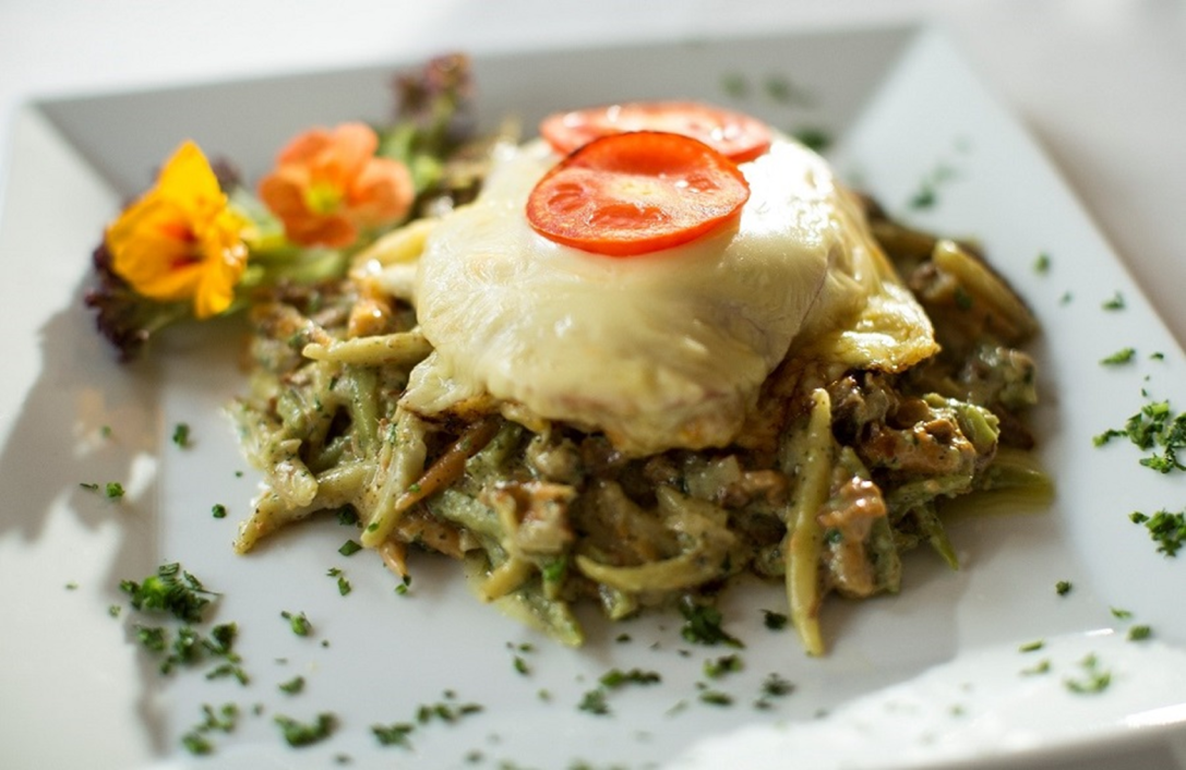 klassische Salate, Speck-Krautsalat, Grill-Salat Rezept, Schweizer Wurstsalat, Gurkensalat mit Rahm, Salatrezepte, einfache Salate, Beilagen zum Grillen, frische Kräuter, leichte Mahlzeit