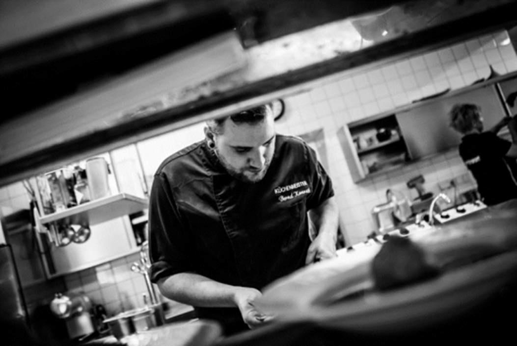 Rezepte Mönichwalderhof, Aufgeschlagenes Schmalz Rezept, Rote-Rüben Butter selber machen, Café de Paris Butter Rezept, Zaziki selber machen, Uhudlerlikör Rezept, Steinpilzsalz selbst herstellen, Kräutersalz mit frischen Kräutern, Cocktail von Zitrusfrüchten, Melonen-Avocado-Cocktail mit Garnelen, Thunfischcocktail Rezept, Cocktailsoße selber machen, traditionelle Rezepte Österreich, hausgemachte Butterrezepte