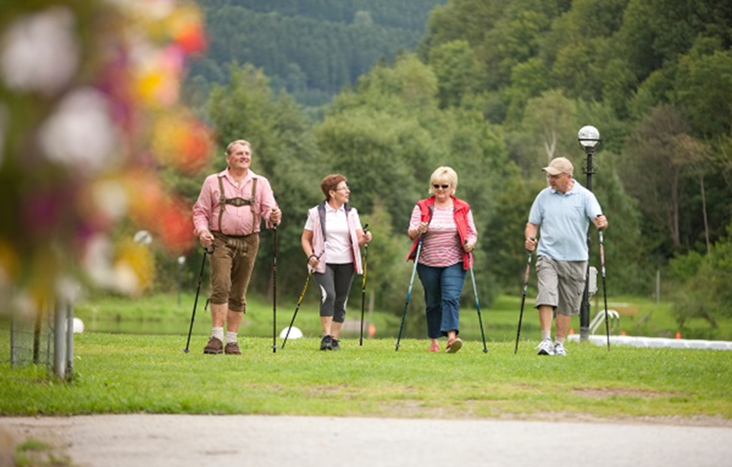 Mönichwalderhof, kühle Wanderungen, Oststeiermark, Wandern im Sommer, Waldwanderung, Erfrischung, Aktivurlaub, Natur erleben, Sommerfrische, Wanderurlaub, Steiermark entdecken, schattige Wege, Wanderwege Oststeiermark, Bewegung in der Natur, Wanderung mit Ausblick, Hotel mit Wandermöglichkeiten, Urlaub in den Bergen, Sommerurlaub, Wanderparadies