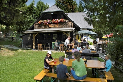 Mönichwalderhof, kühle Wanderungen, Oststeiermark, Wandern im Sommer, Waldwanderung, Erfrischung, Aktivurlaub, Natur erleben, Sommerfrische, Wanderurlaub, Steiermark entdecken, schattige Wege, Wanderwege Oststeiermark, Bewegung in der Natur, Wanderung mit Ausblick, Hotel mit Wandermöglichkeiten, Urlaub in den Bergen, Sommerurlaub, Wanderparadies