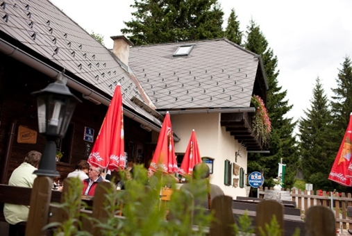 Mönichwalderhof, kühle Wanderungen, Oststeiermark, Wandern im Sommer, Waldwanderung, Erfrischung, Aktivurlaub, Natur erleben, Sommerfrische, Wanderurlaub, Steiermark entdecken, schattige Wege, Wanderwege Oststeiermark, Bewegung in der Natur, Wanderung mit Ausblick, Hotel mit Wandermöglichkeiten, Urlaub in den Bergen, Sommerurlaub, Wanderparadies