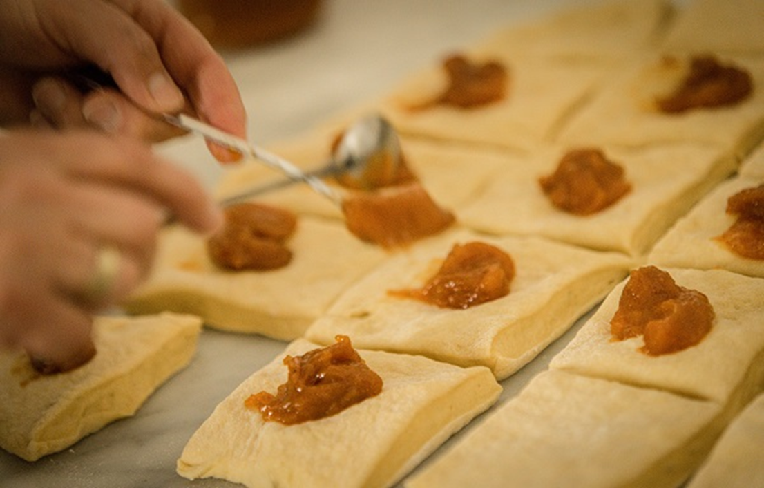 Topfentascherl, Teigtascherl, Topfenfülle, Rahmteig, Erdbeermarmelade, Vanillepudding, Sauerrahm, Gebäck, österreichisches Dessert, selbstgemacht