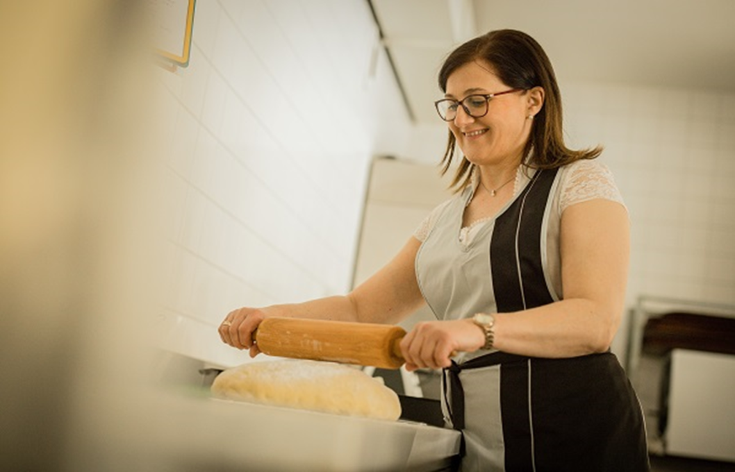 Kaiserschmarren, Zwetschkenröster, Apfelmus, österreichisches Dessert, Mehlspeise, Eierspeise, Rosinen, Vanille, Zimt, traditionelles Rezept