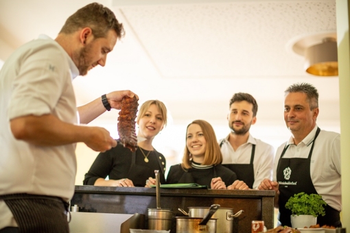 Mönichwalderhof, Genusstage, Genussurlaub, Kulinarik, Oststeiermark, Pauschalangebot, Hotel mit Halbpension, regionale Küche, Feinschmeckerurlaub, Wellness und Genuss, Urlaub für Genießer, Kulinarikreise, Steiermark erleben, Essen und Entspannen, Verwöhnurlaub, Genussmomente, Erholung und Kulinarik, Hotel in der Steiermark, Genussregion