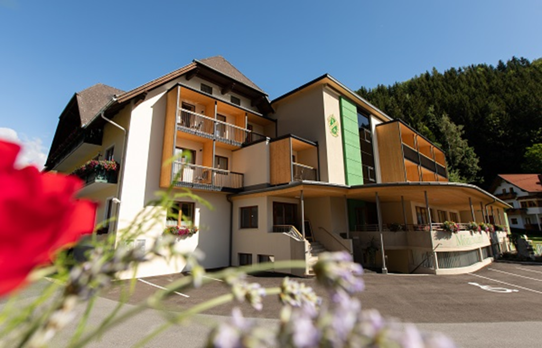Mönichwalderhof, Schlechtwetterprogramm, Oststeiermark, Urlaub bei Regen, Hallenbad, Indoor-Aktivitäten, Regenwettertipps, Ausflugsziele bei Regen, Familienurlaub, Erholung im Hotel, entspannen bei Schlechtwetter, Hotel mit Wellness, Aktivitäten bei Regen, Regentage genießen, steirische Ausflüge, Kulinarik erleben, Hoteltipps bei Regen, Schlechtwetter Steiermark, Wohlfühltage