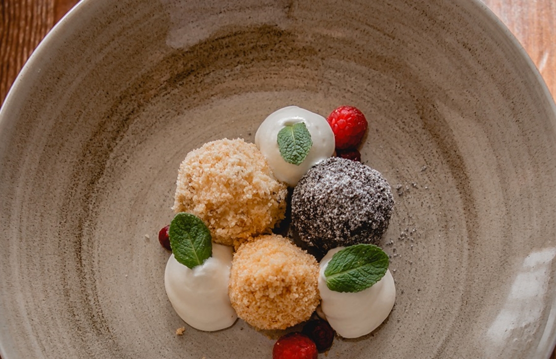 dreierlei von der schokolade, schokoladenküchlein mit flüssigem kern, schokodessert rezept, mousse au chocolat selber machen, schoko erdbeerspieße, dessert mit weißer schokolade, festliches schokoladendessert, einfaches schokodessert, schokokuchen mit chili, gerlinde radits rezept