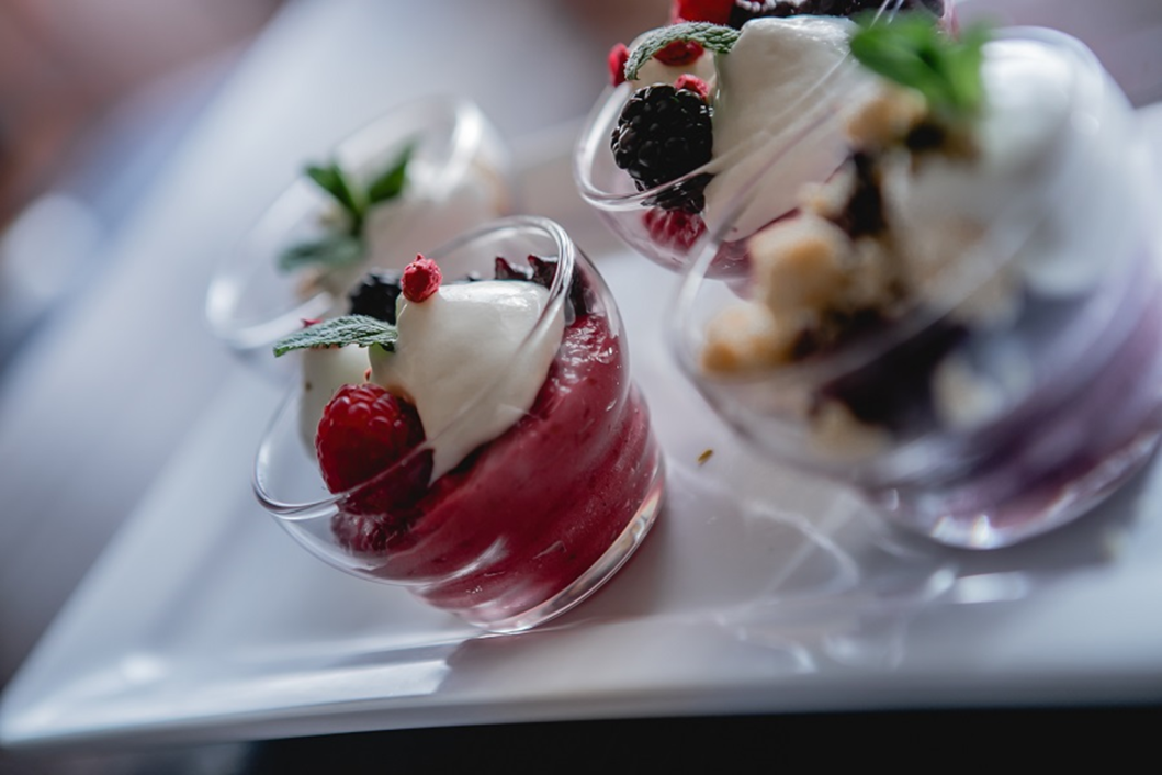 Topfencreme Rezept, Topfencreme mit Himbeerspiegel, Topfencreme Dessert, Himbeerspiegel Rezept, Topfencreme selber machen, Topfencreme mit Quark, Topfencreme leicht und schnell, Dessert mit Himbeeren, Topfencreme ohne Backen, Mönichwalderhof Dessert Rezept