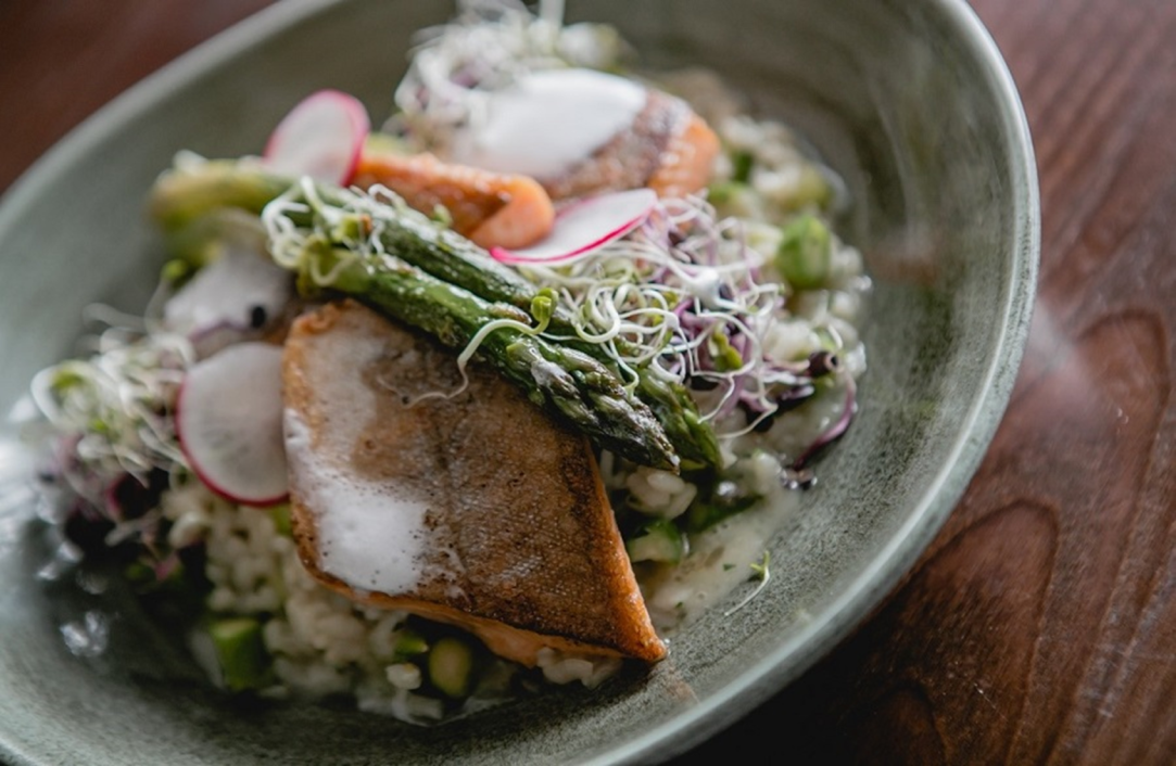 ChatGPT:
Seesaibling, Gnocchi, Kräuterpesto, Muskateller, Fischgericht, regional, frisch, hausgemacht, Landgasthof, Mönichwalderhof